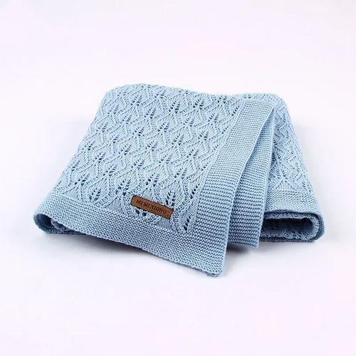 Couverture bébé en coton tricoté bleue pliée